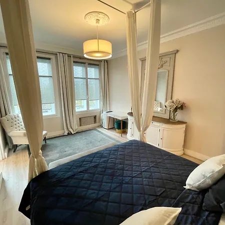 Dans Luxueux Homestay Paris